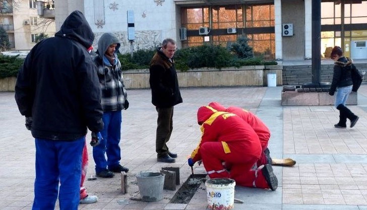 Всяка пролет и есен плочките по центъра се ремонтират Всяка пролет и есен плочките по центъра се ремонтират