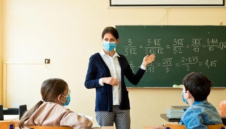 МОН ще издаде препоръка гимназистите да носят маски в час