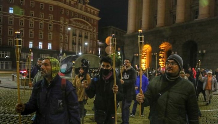 Факелно шествие на майките от „Системата ни убива” затвори столичния булевард „Цар Освободител”