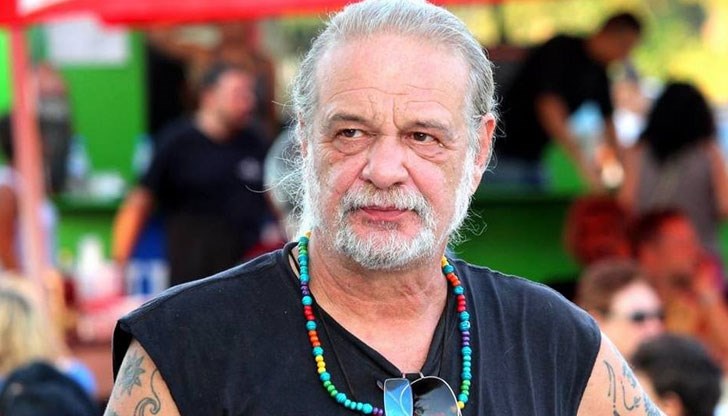 Тежко провинциален, когато всеки кмет, председател на ТКЗС или милиционер можеше да те спре и да те пита, кой си и какво търсиш там, където си Тежко провинциален, когато всеки кмет, председател на ТКЗС или милиционер можеше да те спре и да те пита, кой си и какво търсиш там, където си