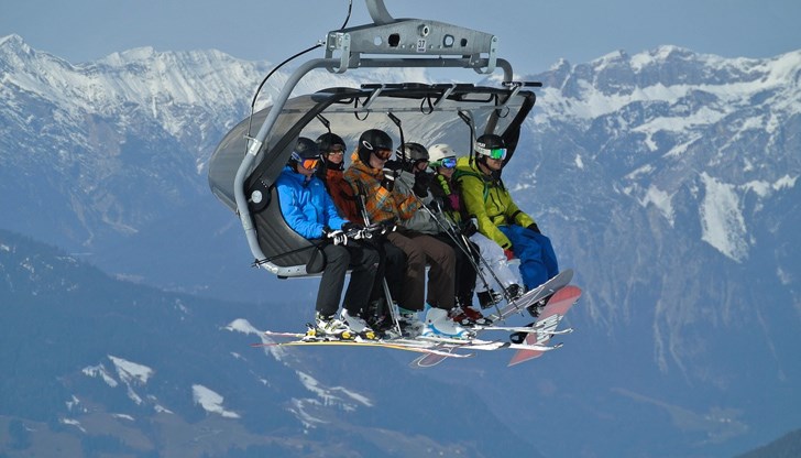 Туристите задължително трябва да покриват носа и устата си с маска или друго предпазно средство при престой в кабината и на лифт станциите. Броят на пътуващите в закритите лифтови съоръжения може да бъде ограничаван по преценка на оператора
