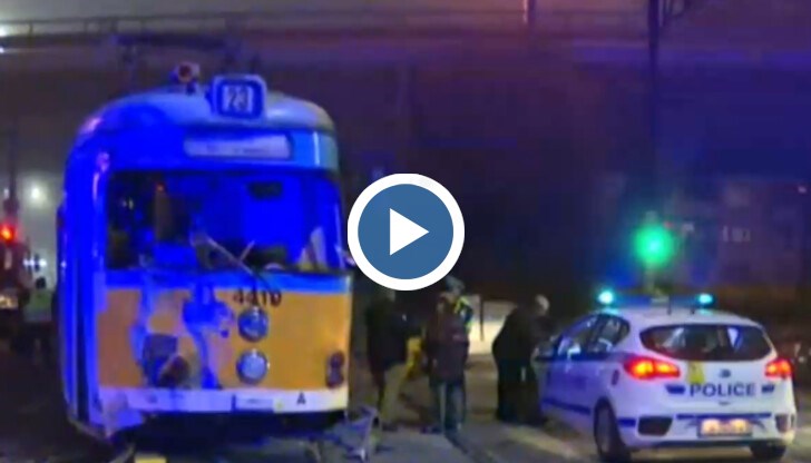 При катастрофата няма пострадали хора. Движението по трамвайните линии е възстановено