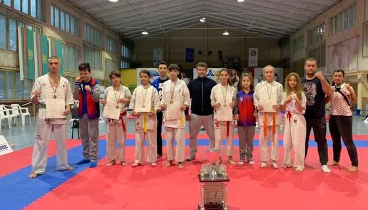 Водачи на отбора бяха Екатерина Барбова 2 Дан и Георги Иванов 2 Дан, а Сенсей Мирослав Барбов беше рефер