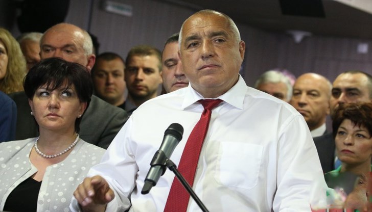 А чии, всъщност, са кирливите ризи? Нима „калинките" не задълбочиха проказата, разкапването на държавната машина?  Тези, които държат на мълчанието за външна употреба, поразително напомнят на насилниците в семействата