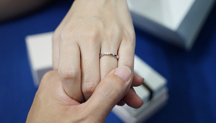 Бъдещата булка била почитателка на анимационните филми на Дисни и избрала за годежа пръстен с Мики Маус, инкрустиран с диаманти