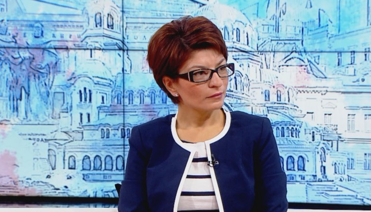 Независимият депутат Спас Панчев добави, че трябвало да се поканят хора и от президентството, за да не се получавало делене. Атанасова му обясни, че нямало текст към който да добави искането му