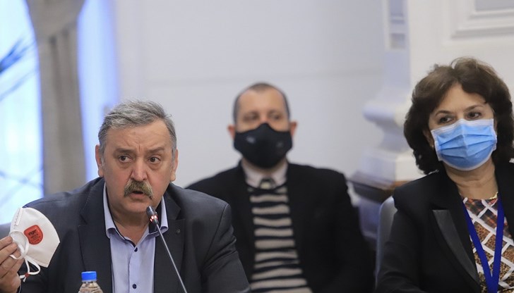 Проф. Кантарджиев: "Лабораториите са претоварени, трябва да използваме бързи тестове" Проф. Кантарджиев: "Лабораториите са претоварени, трябва да използваме бързи тестове"