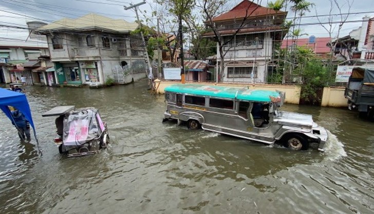 Виетнам готви евакуация на 1,2 милиона души
