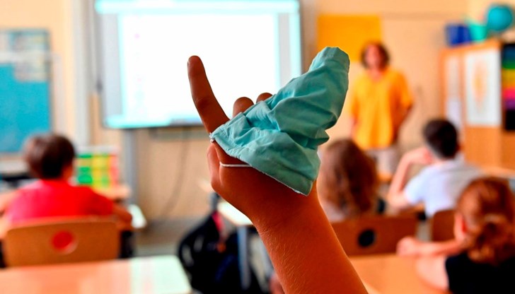 Целият клас е бил разпуснат днес и е по карантина Целият клас е бил разпуснат днес и е по карантина