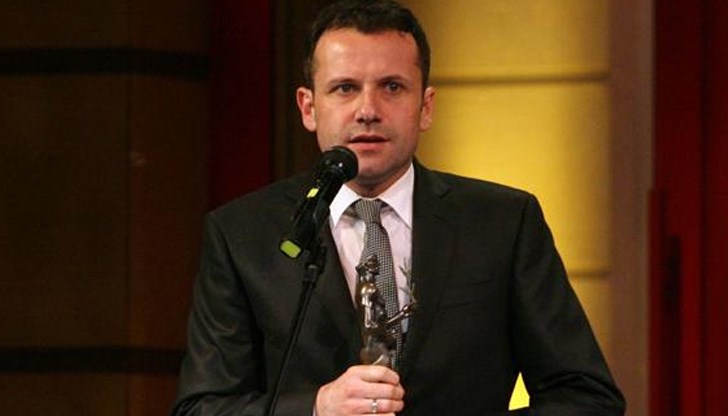 Според режисьора най-големият проблем у нас днес е уронването на парламентаризма и превръщането на властта в инструмент за взаимоотношения с гангстерски характер Според режисьора най-големият проблем у нас днес е уронването на парламентаризма и превръщането на властта в инструмент за взаимоотношения с гангстерски характер