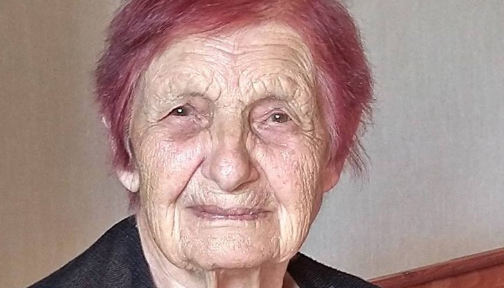 Преподавателката, за която нейните ученици продължават да говорят, че ги е спечелила с интелигентност и доброта, е завършила икономика в Софийския университет през далечната 1944 година