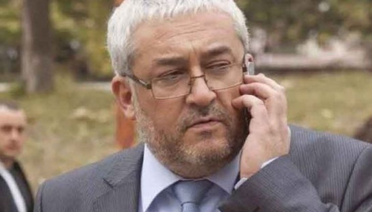 "Под контактни лица се разбират хората, с които сте в близък продължителен контакт – колегите, с които сте в една канцелария по цял ден, членовете на вашето семейство, с които сте в едно жилище", напомня Емил Василев "Под контактни лица се разбират хората, с които сте в близък продължителен контакт – колегите, с които сте в една канцелария по цял ден, членовете на вашето семейство, с които сте в едно жилище", напомня Емил Василев