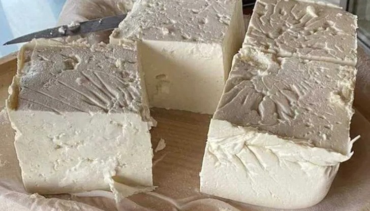 Германският производител JERMI Käsewerk GmbH изтегля от пазара всички произведени партиди от продукта си „Козе сирене с благородна плесен“