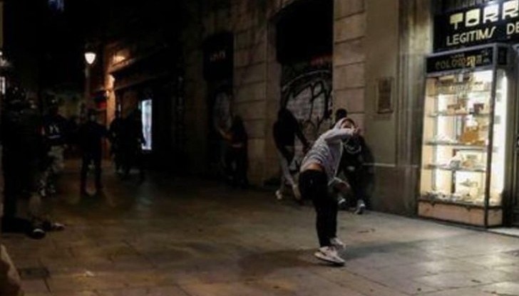 Протестите тази вечер се оказаха най-бурните, провели се в Испания от началото на пандемията насам Протестите тази вечер се оказаха най-бурните, провели се в Испания от началото на пандемията насам