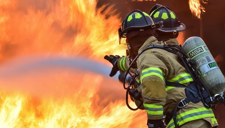 Въпреки намесата на пожарникарите, изгоря покривът на стопанска постройка в Две могили