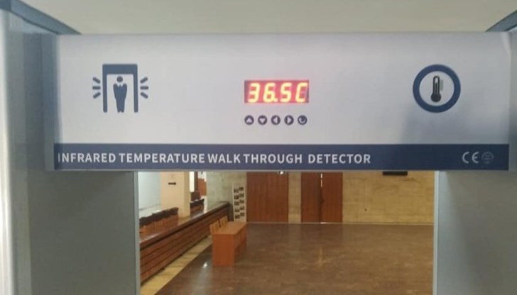 Освен, че ще измерва прецизно температурата на служителите и гражданите, устройството играе ролята и на металдетектор Освен, че ще измерва прецизно температурата на служителите и гражданите, устройството играе ролята и на металдетектор