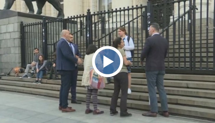 Организаторите продължават да настояват не само за оттеглянето на главния прокурор Иван Гешев, но и за конституционни реформи, които ще премахнат самата фигура на главен прокурор