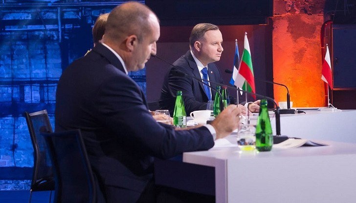 Понастоящем страната е влязла в национално заключение "червена зона", което включва частично затваряне на начални училища и ресторанти