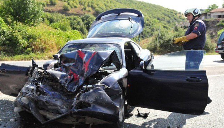 Шофьорът на БМВ-то карал с несъобразена скорост, като точно това става причина за жестокия удар