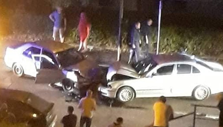 БМВ и Пежо се "целунаха" пред блок "Валентина Терешкова"