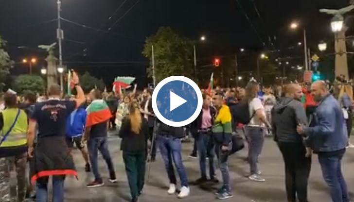 Демонстрантите скандират "Българи, юнаци", Сърце душа за България"