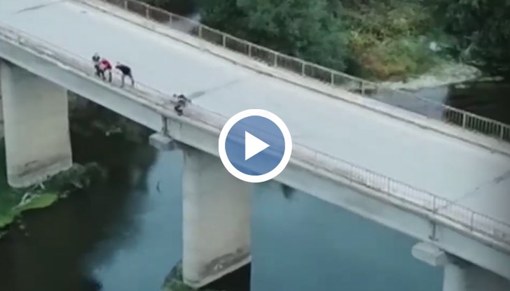 Директорът на Областното пътно управление Венцислав Ангелов обясни, че съоръжението е в аварийно състояние от близо шест месеца