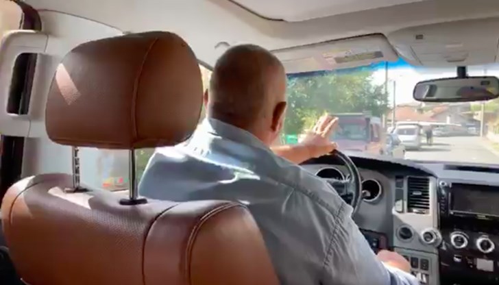 Зрителите виждат най-често Бойко Борисов в гръб, докато шофира служебния джип на НСО