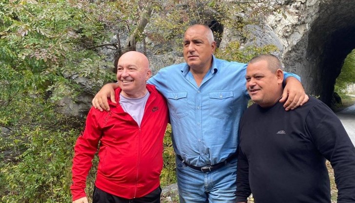 Голяма част от хората и бизнеса само се правят, че спазват мерките. Правителството се прави, че ги контролира