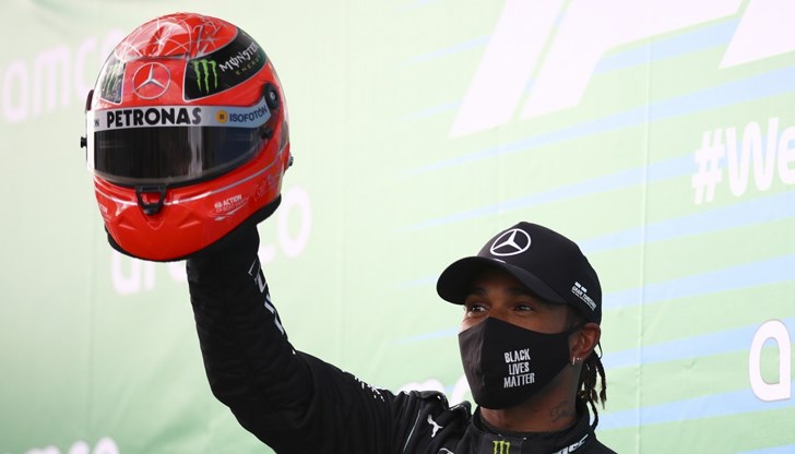 Шесткратният световен шампион във Формула 1 получи като подарък шлем на Михаел Шумахер от неговия син Мик