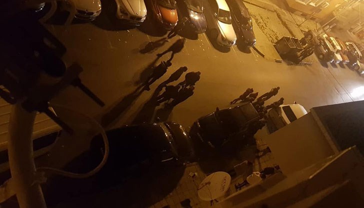 Още по тъмна доба се стоварват пред лабораториите Още по тъмна доба се стоварват пред лабораториите