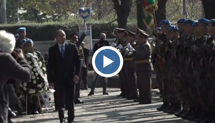 Президентът е придружен от Красимир Каракачанов