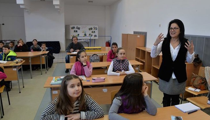Заместник-министърът на образованието Таня Михайлова обясни, че средната възраст на учителите в образованието намалява - вече е под 50 години. Преди време тя е била 52-53 години