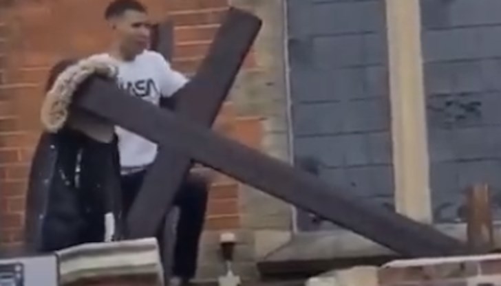 Вандалската проява се случва само няколко дни след бруталното убийство на учител в Париж Вандалската проява се случва само няколко дни след бруталното убийство на учител в Париж