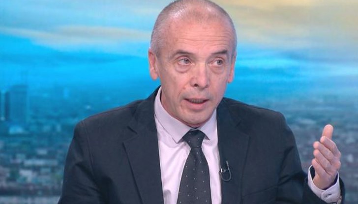 Доц.Мангъров е категоричен, че ежедневно е в болницата, където циркулират всякакви вируси Доц.Мангъров е категоричен, че ежедневно е в болницата, където циркулират всякакви вируси