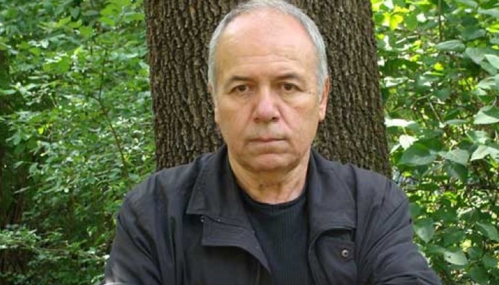 Александър Томов е автор  на десетки книги (стихосбирки, политически романи и др.) и киносценарии