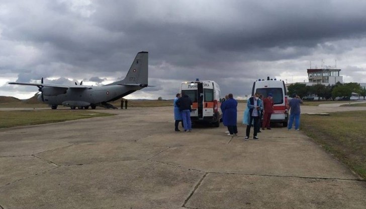 Военният самолет „Спартан“ кацна на летище Безмер, за да транспортира до София двете жени, които бяха настанени в реанимацията на МБАЛ - Ямбол