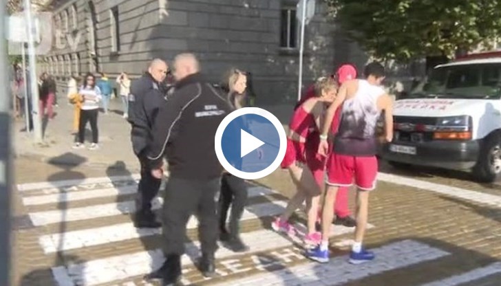 Прави впечатление, че мъжът прикрива състезателния си номер с връхна дреха