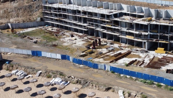 Според наблюдаващите прокурори процесното разрешение за строеж е нищожен акт и като такъв не влиза в сила