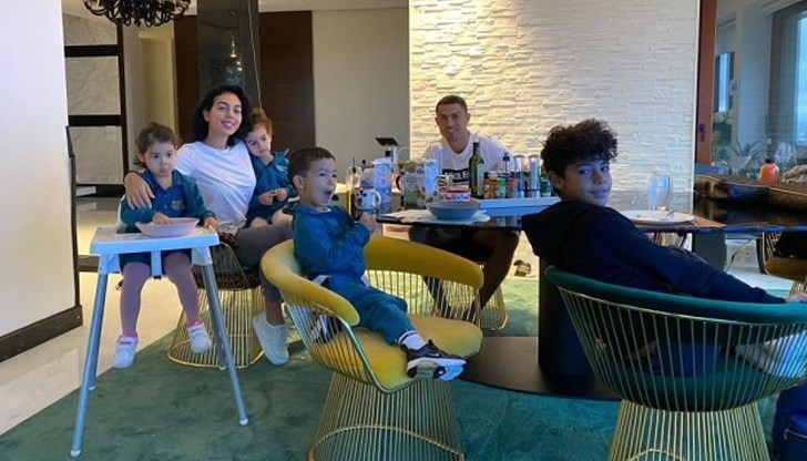 Португалският футболист препоръчва слънчеви бани и здрав сън при положителен тест Португалският футболист препоръчва слънчеви бани и здрав сън при положителен тест