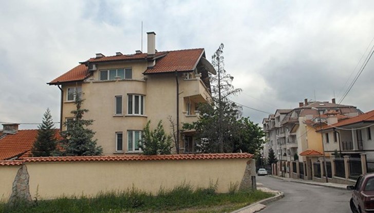 Екипи на МВР претърсили къщата и двора на Бойко Борисов в Банкя, но не са открити съмнителни предмети