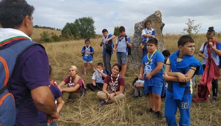 Освен увлекателния и завладяващ урок по родолюбие, по време на прехода по-малките и по-големи скаути имаха възможност да научат как се полага лентова туристическа маркировка