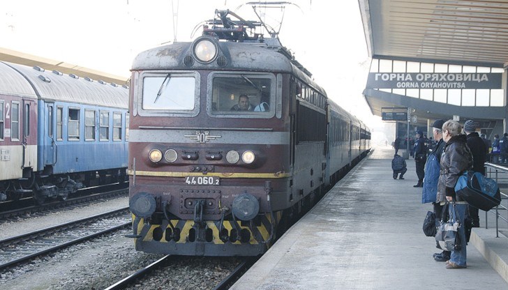 По думите на потърпевшия  ЖП гарата се заключвала, за да не нощуват в нея бездомници, каквито случаи е имало неведнъж