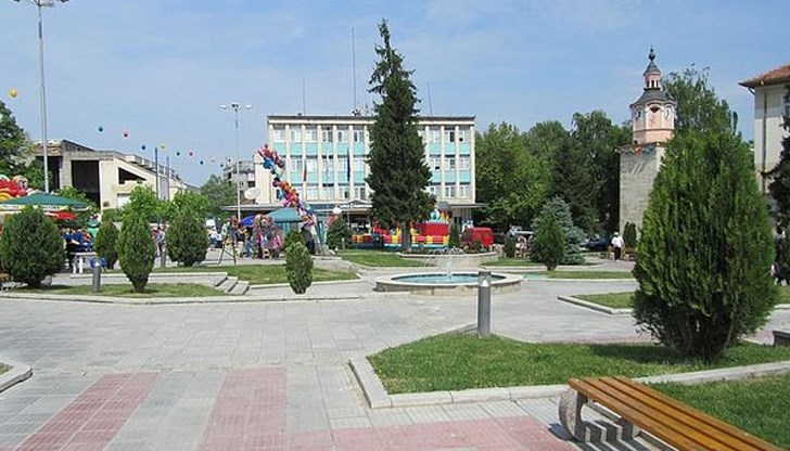 В културния център ще има восъчни фигури на майстор Колю Фичето - изградил моста край град Бяла, на революционера Панайот Волов, намерил смъртта си във водите на река Янтра в района на мостовото съоръжение, а също на княз Александър Батенберг и на руския император Александър Втори