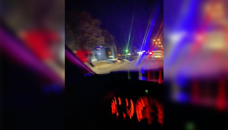 Младият шофьор с "Пежо - 306“ се ударил в мантинелата, след което се преобърнал на лявата си страна