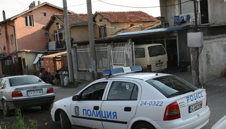 Полицаите са обискирали и лек автомобил, паркиран в двора на къщата
