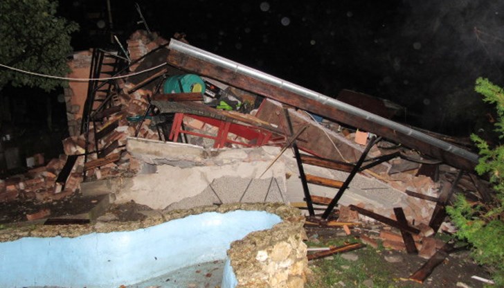 Пожарникарите са извадили от къщата няколко газови бутилки, които най-вероятно са предизвикали взрива. На място оглед извършват и криминалисти