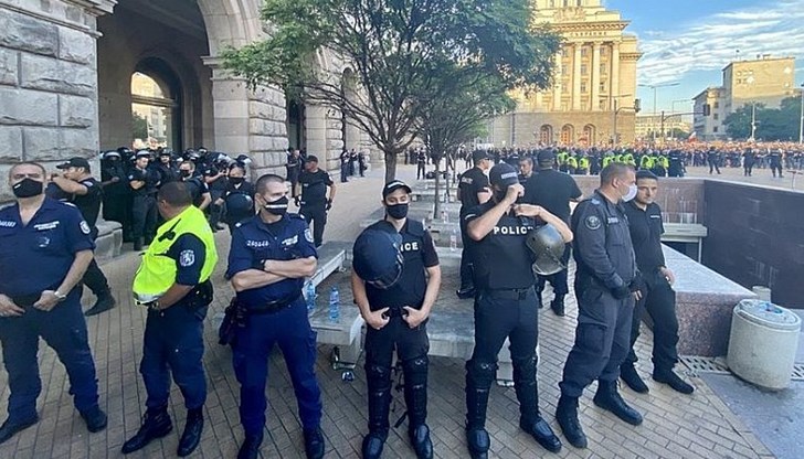 Те чакат пари от правителството, което охраняват...