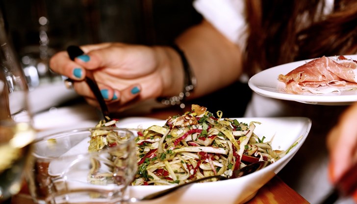 Желанието за сън след хранене може да бъде повлияно от много повече фактори: недоспиване, стрес, неразположение, излишък на кофеин Желанието за сън след хранене може да бъде повлияно от много повече фактори: недоспиване, стрес, неразположение, излишък на кофеин