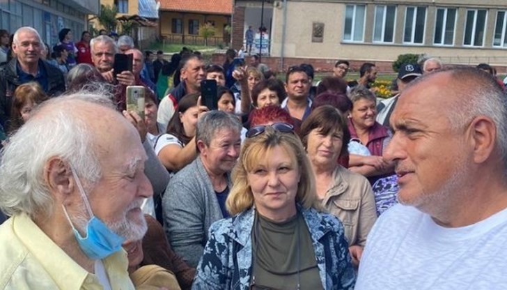 Борисов не пропуска да си изпроси благодарности и при обиколките си из страната с джипката, където често пита пенсионерите добре ли е с 50-те лв.