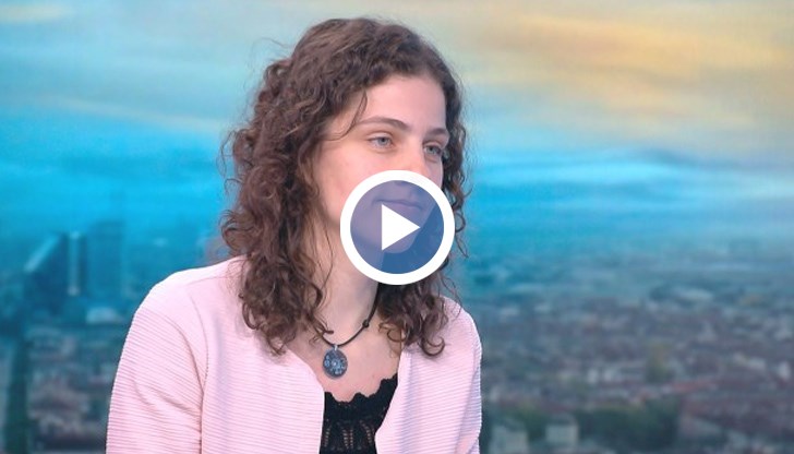 Ралица получава бакалавърската си степен в Шотландия, посещава обменна програма в Швеция и живее във Франция от 7 години, където е изкарала докторантурата си и в момента работи като научен инженер в лаборатория, в която изследва сънищата